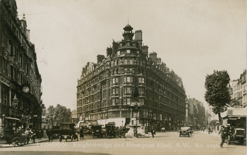 Knightsbridge en Brompton Road, S W, Londen door English Photographer