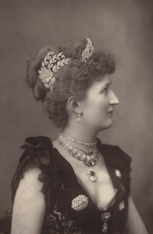 Lady Carew door English Photographer