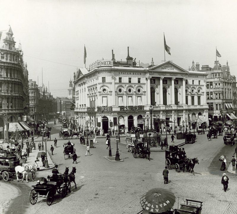 London Pavilion, Piccadilly Circus, Londen, ca. 1900 door English Photographer