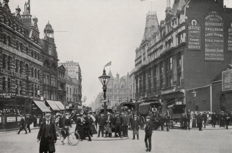 Londen: Tottenham Court Road door English Photographer