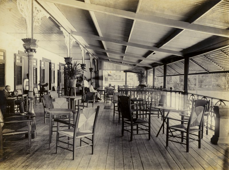 Marine Hotel, veranda, 1895 door English Photographer