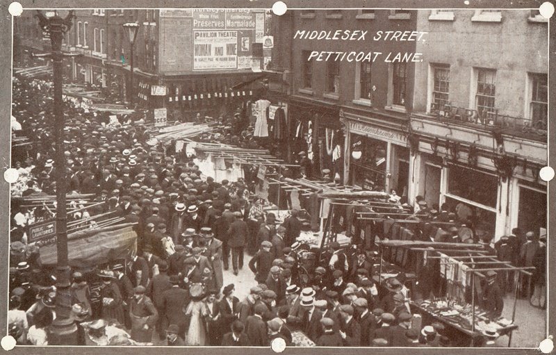 Middlesex Street op Petticoat Lane door English Photographer