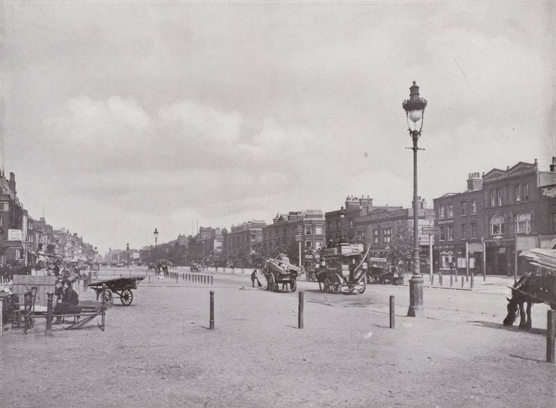 Mile End Road, kijkend naar het oosten door English Photographer