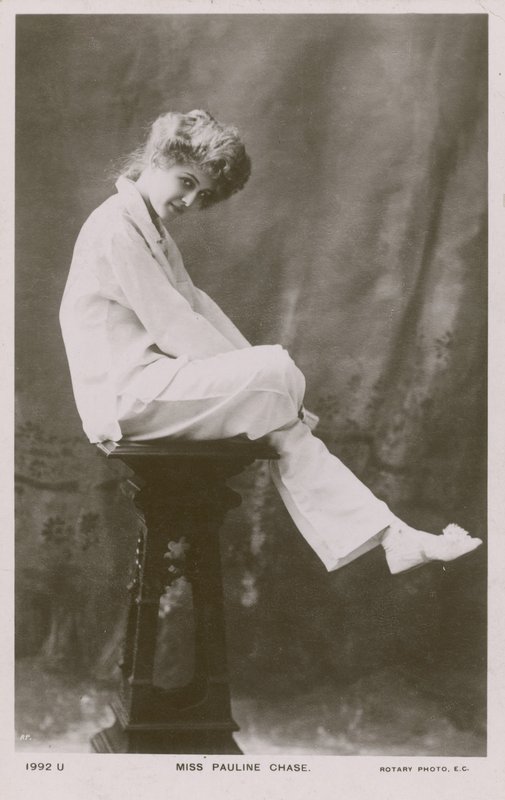 Juffrouw Pauline Chase, in pyjama door English Photographer