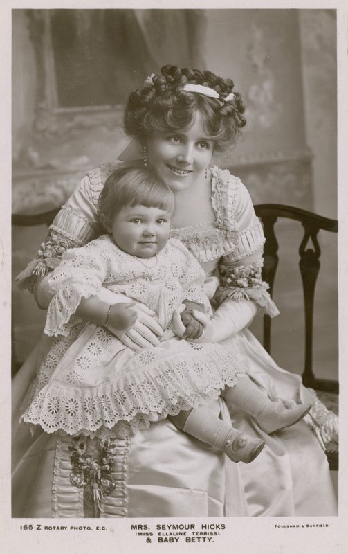 Mevrouw Seymour Hicks en dochter door English Photographer