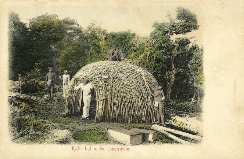 Inheemse hut in aanbouw door English Photographer