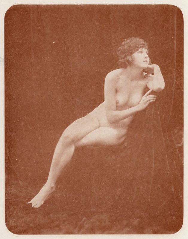Nudistische kunst: Peinzend door English Photographer