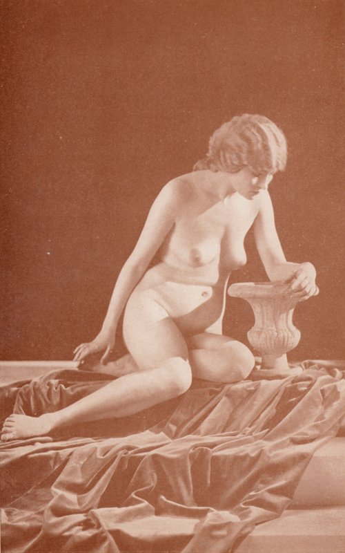 Naaktkunst: De Urn door English Photographer
