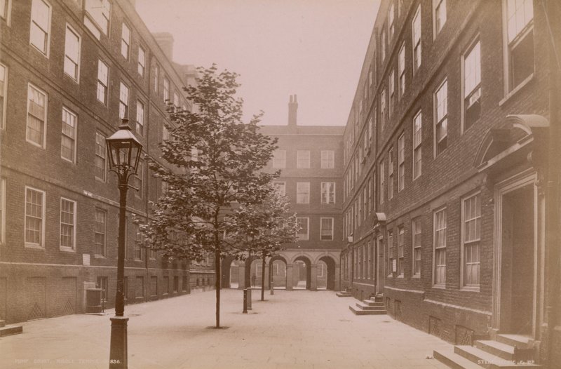 Ansichtkaart met Pump Court in Middle Temple door English Photographer