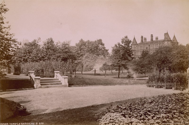 Ansichtkaart met de Inner Temple Gardens door English Photographer