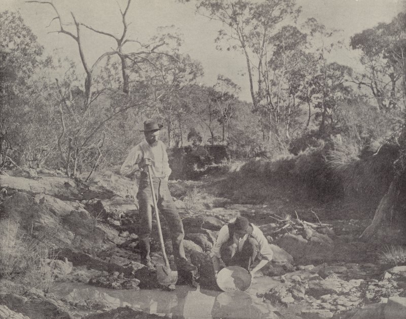 Prospectors proberen een schaal door English Photographer