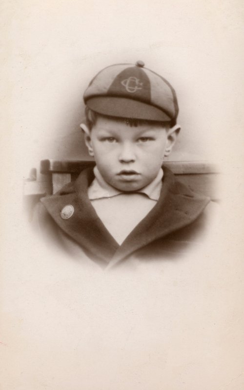 Schooljongen in uniform door English Photographer
