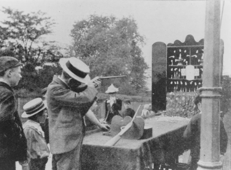 Straatschiettent in 1902 door English Photographer