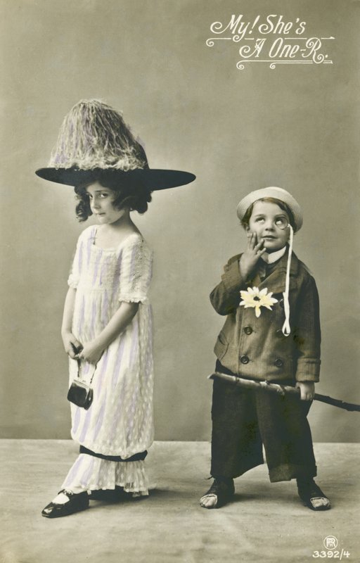 Twee kinderen in verkleedkleding door English Photographer
