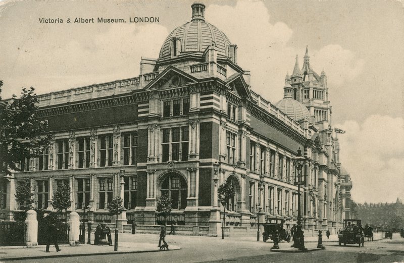 Victoria en Albert Museum door English Photographer