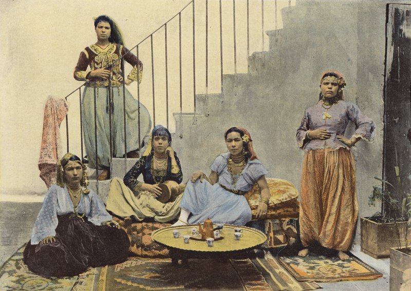 Moorse Vrouwen Uit Algiers door European Photographer