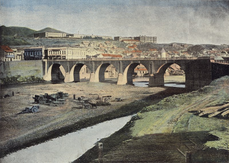 Brug in Tiflis, het Arsenaal en het Gouverneurspaleis door European Photographer