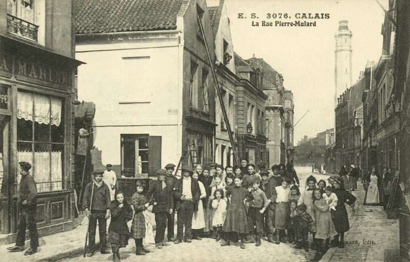 La Rue Pierre-Mulard, Calais door French Photographer