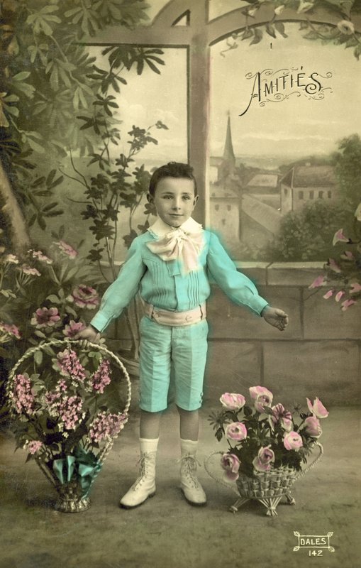 Kleine jongen in blauw door French Photographer