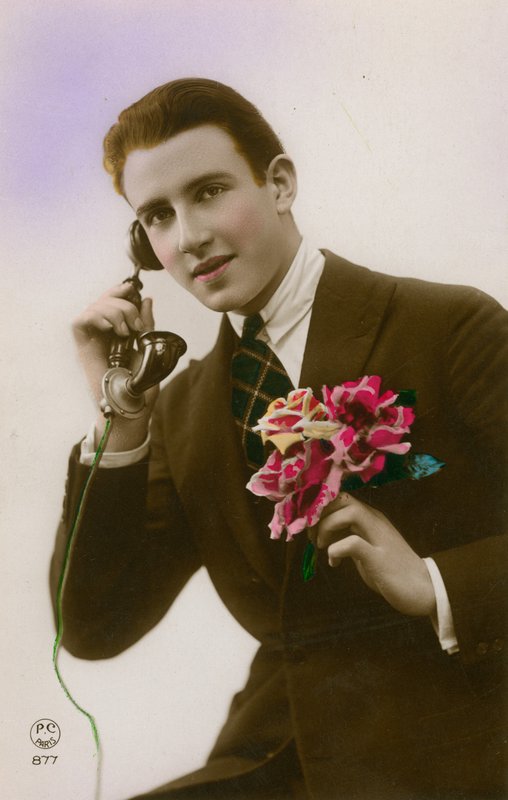 Man aan de telefoon, bloemen vasthoudend door French Photographer