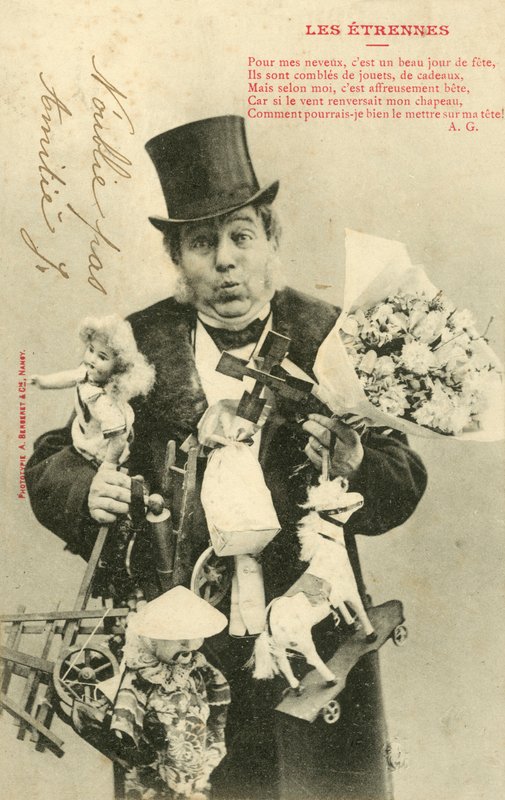 Man, beladen met kinder cadeaus door French Photographer
