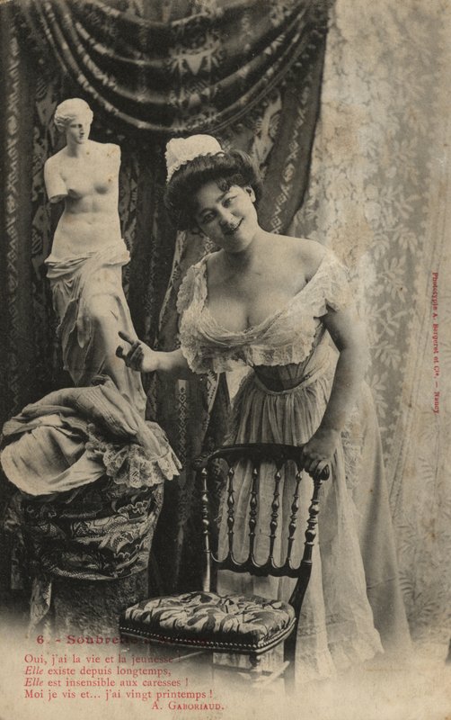 Vrouw met Venus De Milo-beeld door French Photographer