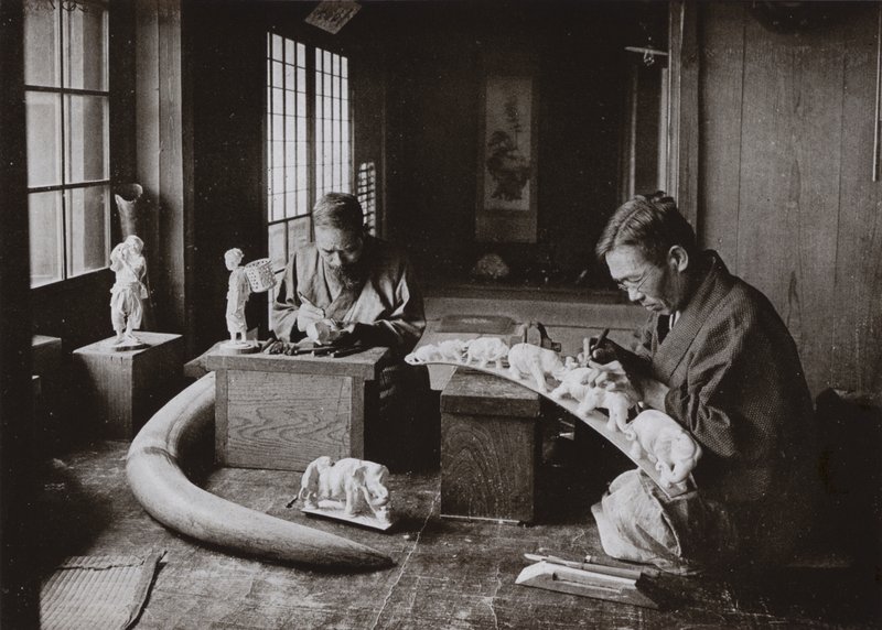 De Ivoorbewerkers door Herbert Ponting