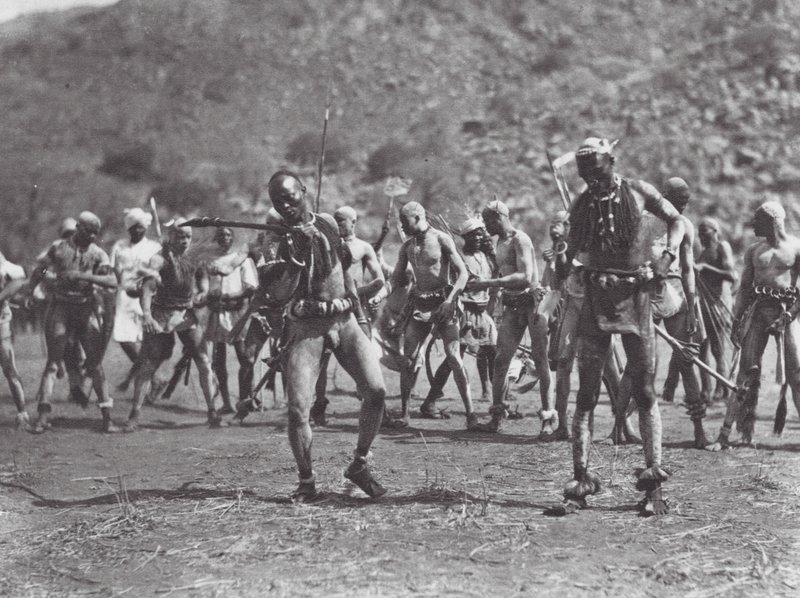 Afrika: Nuba rammeldans door Hugo Adolf Bernatzik