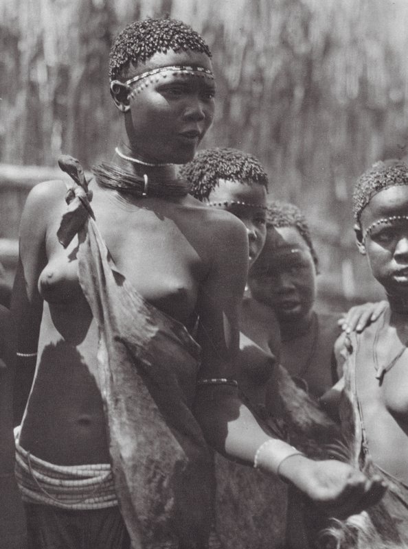 Afrika: Shilluk-meisjes door Hugo Adolf Bernatzik