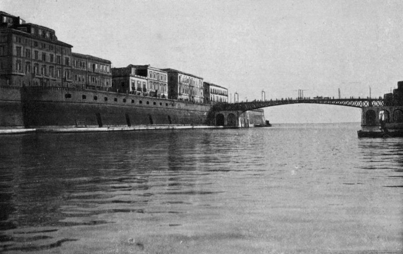 Taranto, Ponte girevole chiuso door Italian Photographer