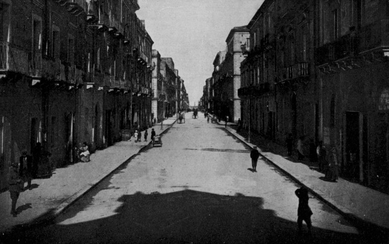 Taranto, Via Anfiteatro door Italian Photographer