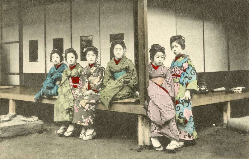 Groep Japanse vrouwen, waarschijnlijk geisha door Japanese Photographer