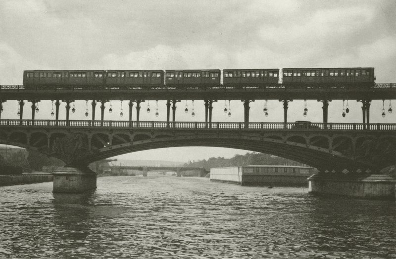 Parijs: Pont de Passy door Mario Bucovich