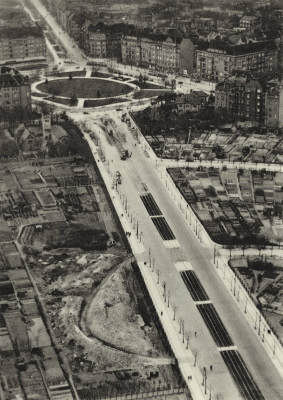 Berlijn: Reichsstrasse, Reichskanzlerplatz (zwart-wit foto) door Sasha Stone