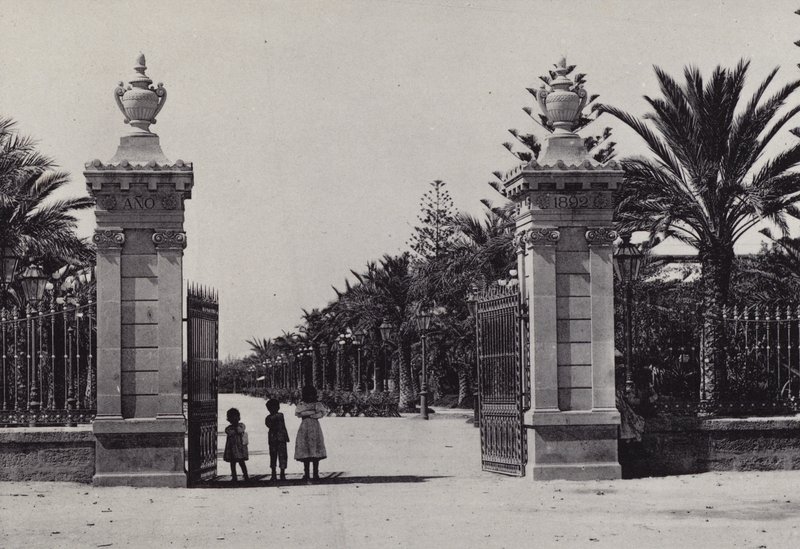 Cadiz: Entrada al Parque Genoves door Spanish Photographer
